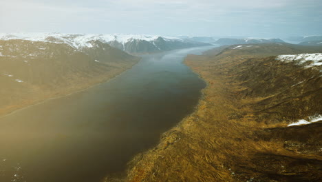 Norwegen-Fjord-Spiegelung-Im-Klaren-Wasser